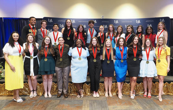 Twenty-four 鶹ر seniors were inducted into the Jaguar Medallion Society on Tuesday, April 23. 